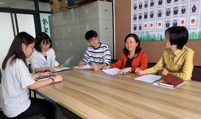 图为：我校参会代表与厦门市智力残疾人及亲友协会主席签订协议